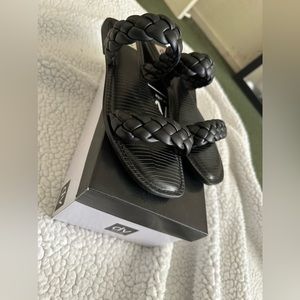Dolce Vita (DV) women’s sandals !